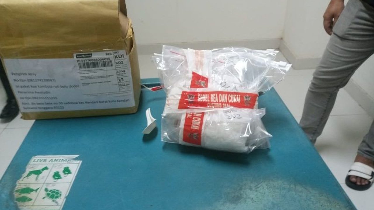 Petugas Bandara Raja Haji Fisabilillah (RHF) Tanjungpinang berhasil menggagalkan pengiriman sabu seberat 691 gram yang disamarkan dalam paket kue, mengungkap modus baru penyelundupan narkoba.