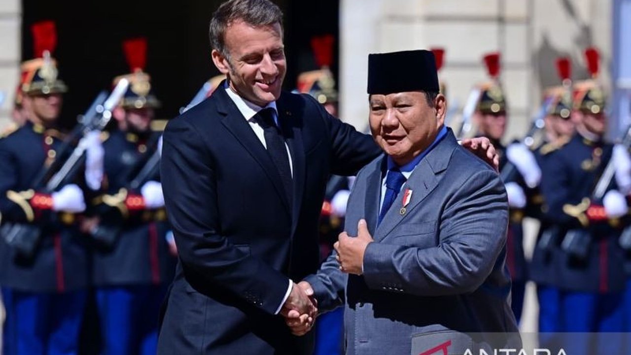 Presiden Prabowo Subianto dan Presiden Prancis Emmanuel Macron menggelar pertemuan empat mata di Istana Élysée, Paris, membahas penguatan kerja sama bilateral di berbagai sektor serta bertukar pandangan mengenai dinamika global. Apa saja poin penting ya