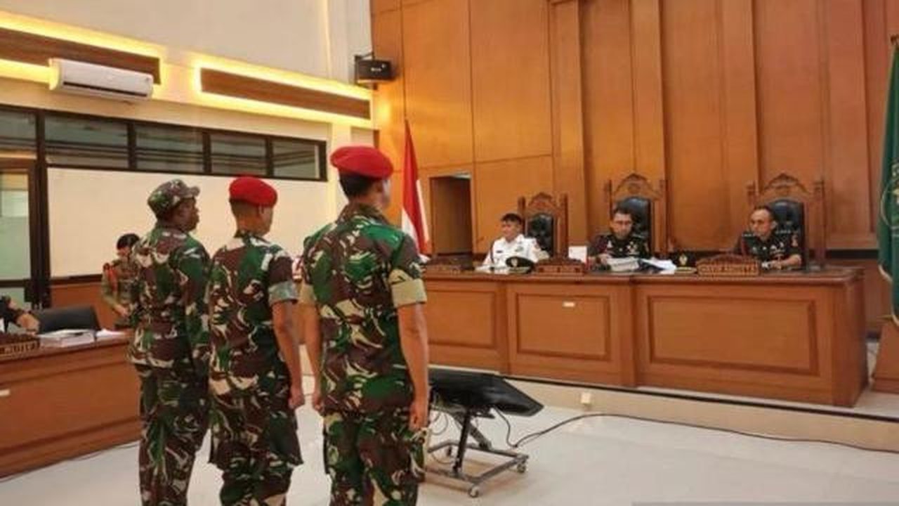 Kuasa hukum dari tiga prajurit TNI terdakwa kasus dugaan penculikan dan pembunuhan kepala cabang bank berinisial MIP meminta majelis hakim mengabulkan eksepsi. (Foto: Antara)