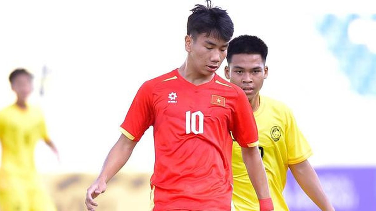 Nguyen Luc Chu mendapatkan penjagaan dari Ahmad Muzakif Fitri dalam laga Grup A  Piala AFF U-17 2026 di Stadion Gelora Joko Samudro, Gresik, Senin (13/4/2026). (Dok. FAM)