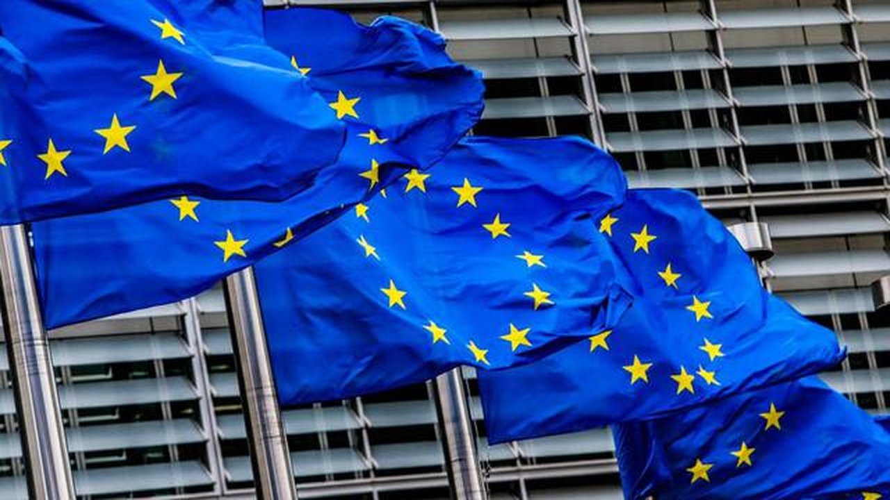 Ilustrasi bendera Uni Eropa di kantor pusatnya di Brussels (AP Photo)