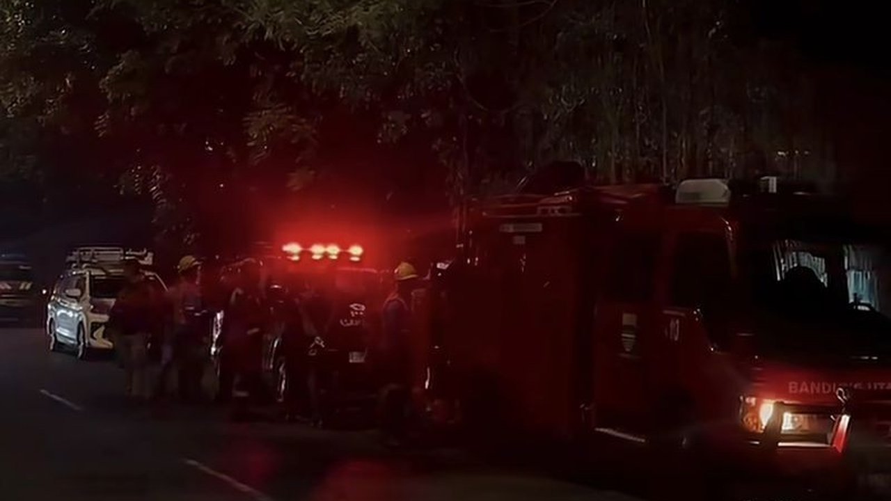 Polisi mengevakuasi jasad pria di gorong-gorong Jalan Soekarno Hatta, Bandung. Diduga tewas tersengat listrik, penemuan Jasad Pria Gorong-gorong Bandung ini membuat warga penasaran akan penyebab pasti kematiannya.