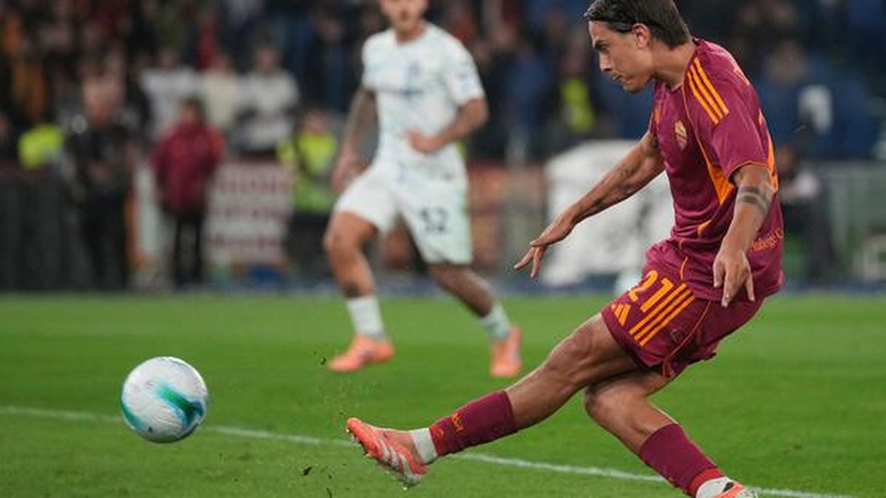 Paulo Dybala dari AS Roma mencoba mencetak gol dalam pertandingan Serie A melawan Inter Milan di Roma, Sabtu, 18 Oktober 2025. (AP Photo/Andrew Medichini)