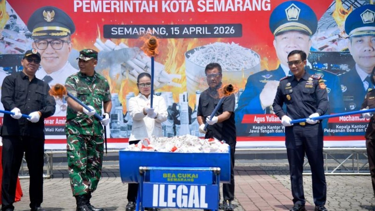 Bea Cukai Semarang berhasil memusnahkan jutaan batang rokok ilegal serta ribuan liter minuman beralkohol, menyelamatkan potensi kerugian negara dan menjaga iklim usaha yang sehat.