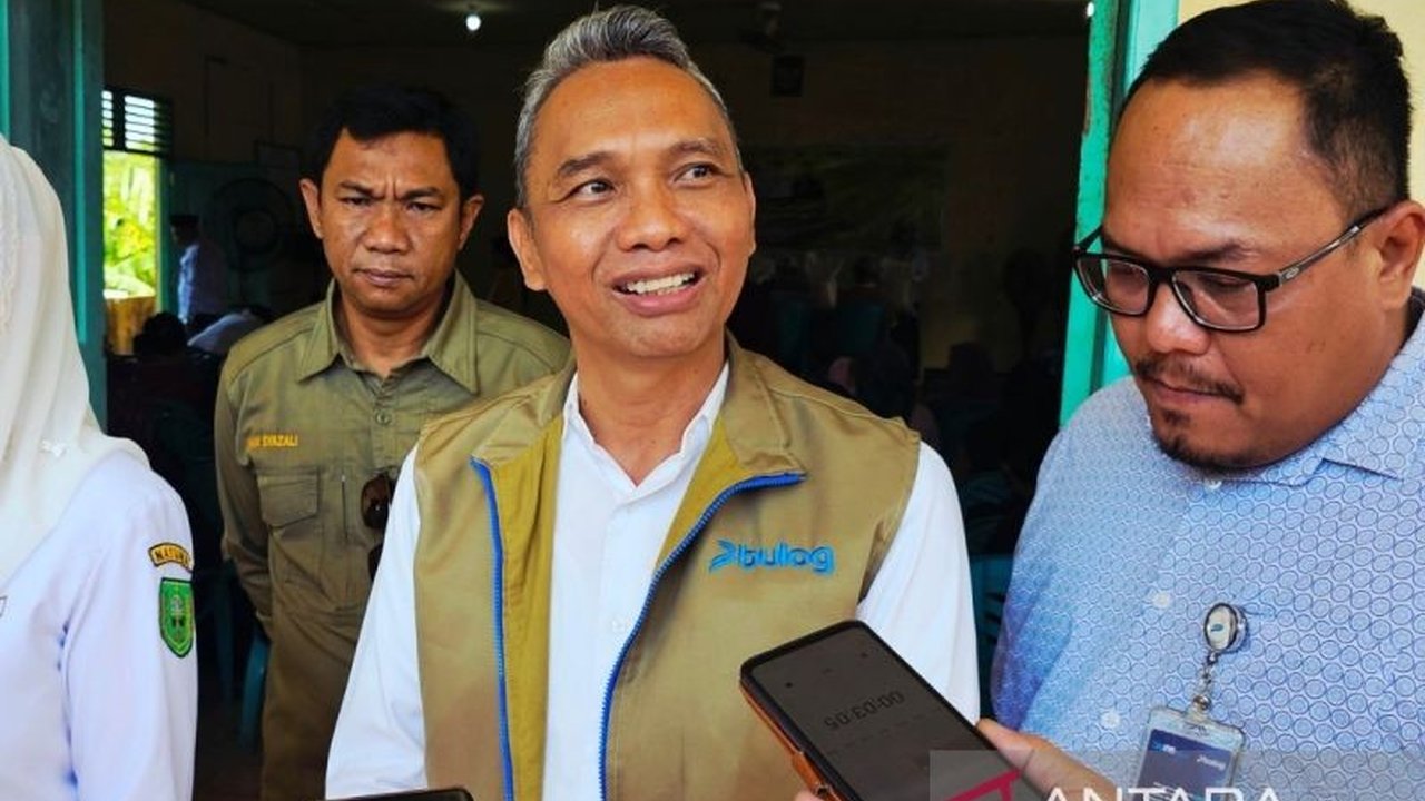 Perum Bulog akan memulai pembangunan tiga gudang pangan di Natuna pada September 2026. Proyek pembangunan Gudang Bulog Natuna ini bertujuan memperkuat ketahanan pangan dan menstabilkan harga di wilayah kepulauan, sekaligus mengatasi kendala distribusi.