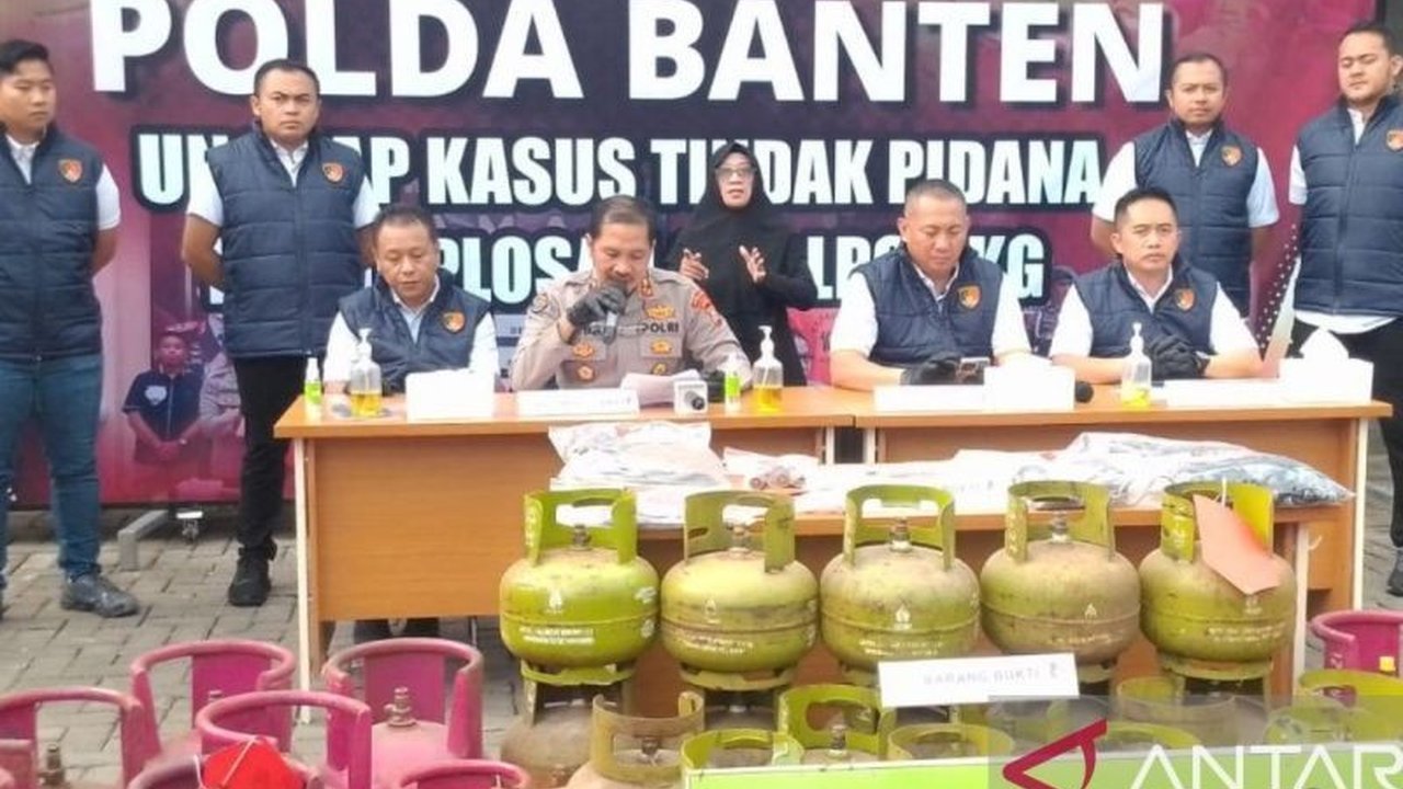 Polda Banten berhasil membongkar praktik pengoplosan LPG subsidi 3 kg di Lebak, Banten, mengamankan tiga tersangka yang meraup keuntungan ratusan juta rupiah dari aktivitas ilegal ini.