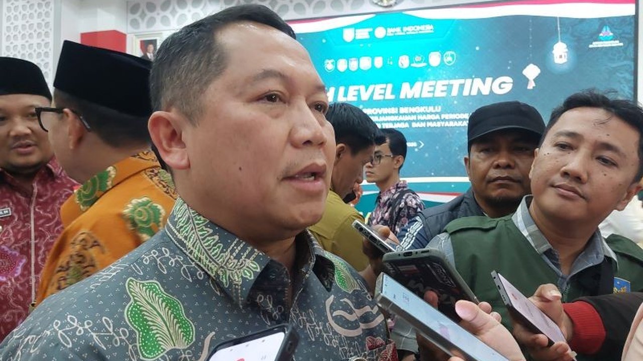 Bank Indonesia (BI) mencatat adopsi penggunaan QRIS di Bengkulu terus meningkat signifikan, dengan transaksi tumbuh 28 persen melampaui target tahunan. Peningkatan ini menunjukkan kepercayaan masyarakat terhadap sistem pembayaran nontunai yang semakin kua