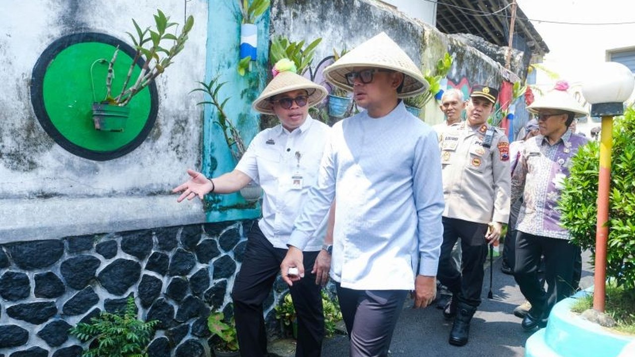 Wakil Menteri Dalam Negeri Bima Arya Sugiarto mengapresiasi Kampung Iklim di Kota Magelang atas inovasi pengelolaan lingkungan berkelanjutan dan peran aktif masyarakatnya, diharapkan menjadi model nasional.
