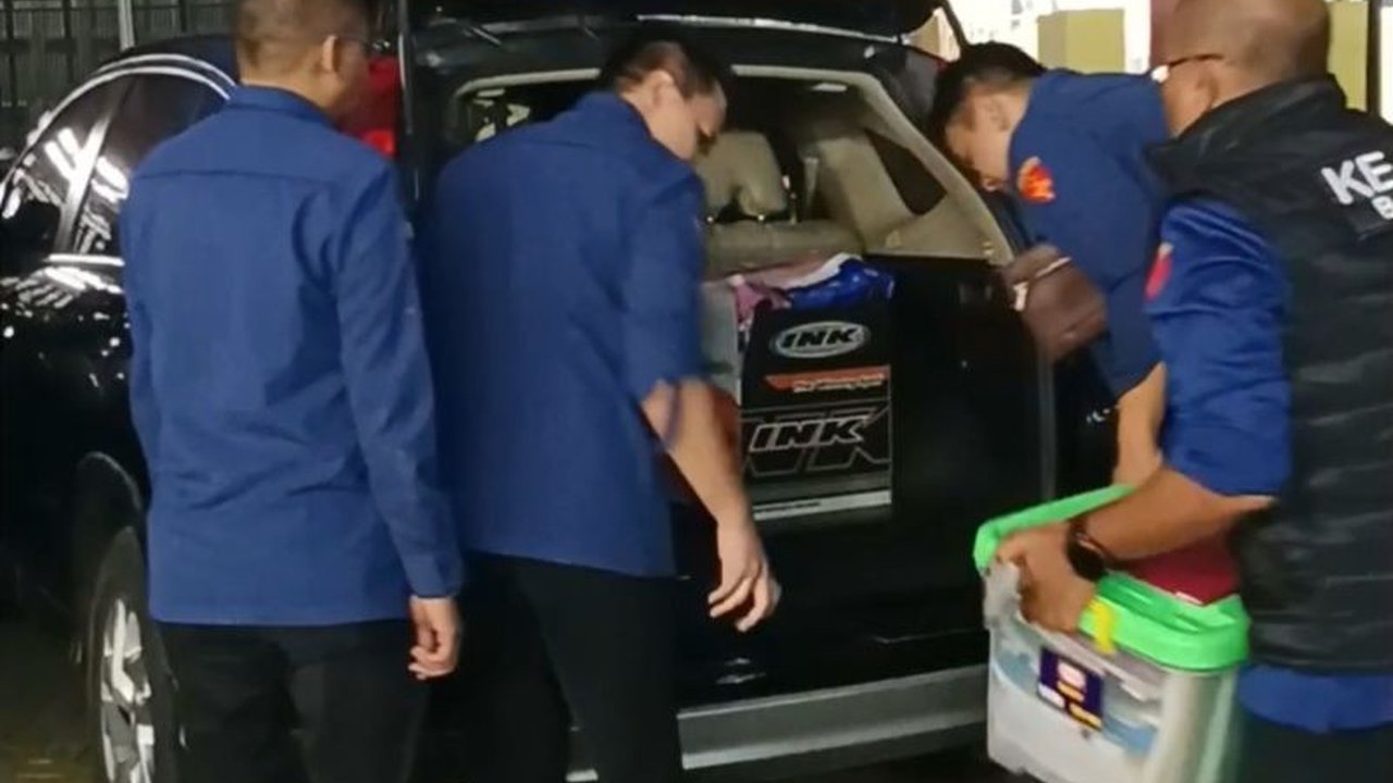 Kejaksaan Tinggi Banten melakukan penggeledahan di kantor PT Agrobisnis Banten Mandiri (ABM) terkait dugaan korupsi Banten Berkurban 2023, menyita dokumen penting dan unit komputer untuk penyelidikan lebih lanjut.