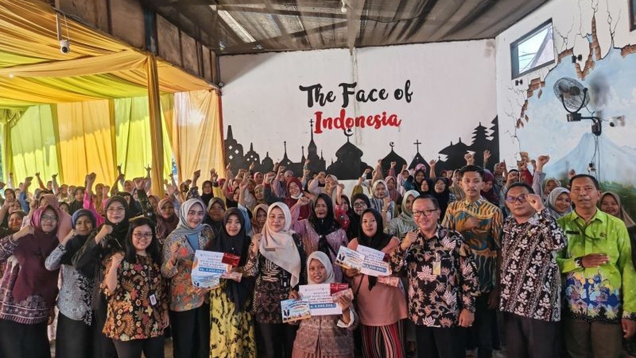 Program KIP Jawara Pemerintah Provinsi Jawa Timur menyalurkan bantuan modal usaha Rp3 juta kepada ratusan warga prasejahtera di Situbondo, termasuk perempuan dan disabilitas, demi meningkatkan kemandirian ekonomi dan menekan ketimpangan.