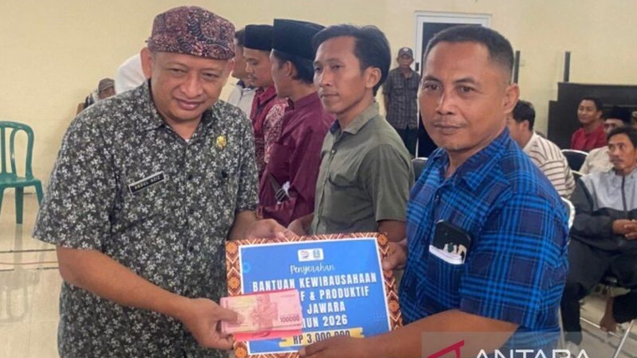 Pemerintah Provinsi Jawa Timur (Pemprov Jatim) menyalurkan bantuan modal usaha melalui program Kewirausahaan Inklusif Produktif Jawara (KIP Jawara) kepada 98 pelaku UMKM di Bangkalan. Simak detail Bantuan UMKM Jatim ini untuk dorong ekonomi lokal dan kema