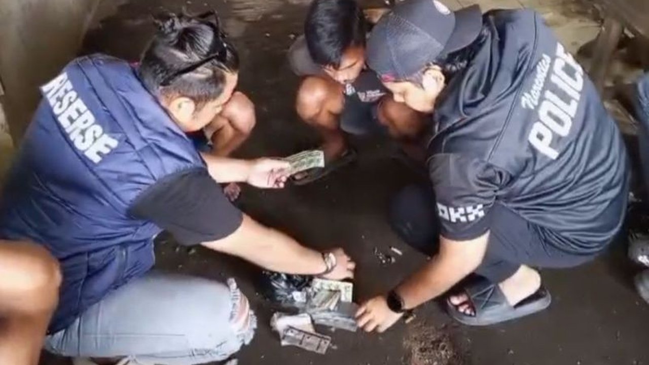 Jajaran Polres Karawang sukses mengamankan dua pelaku Penangkapan Pengedar Obat Keras di wilayah Purwasari, mengungkap jaringan peredaran obat terlarang yang meresahkan masyarakat.