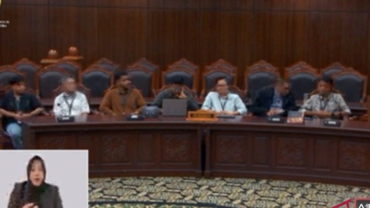 Mahkamah Konstitusi (MK) resmi menolak permohonan uji Undang-Undang Polri terkait masa jabatan Kapolri, menyatakan permohonan tidak jelas dan kabur.