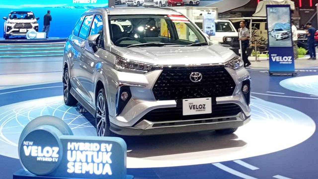 Tampak Toyota New Veloz Hybrid di GJAW 2025 (Liputan6.com/Azkal Azkia)