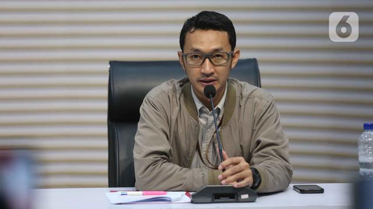 Juru Bicara Komisi Pemberantasan Korupsi (KPK), Budi Prasetyo memberi keterangan terkait Operasi Tangkap Tangan (OTT) Bupati Tulungagung, Gatut Sunu Wibowo, di Gedung Merah Putih Komisi Pembe