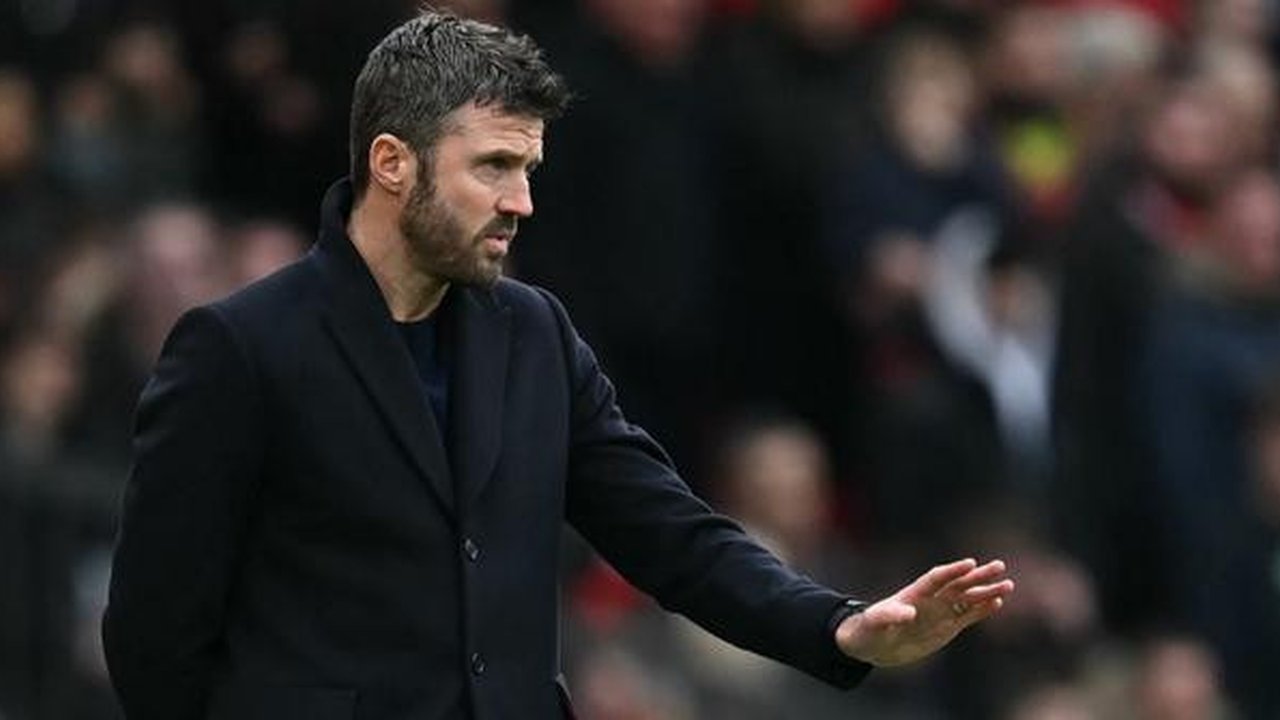 Pelatih interim Manchester United asal Inggris, Michael Carrick, memberi isyarat kepada para pemain selama pertandingan Liga Inggris antara Manchester United dan Fulham di Old Trafford di Man