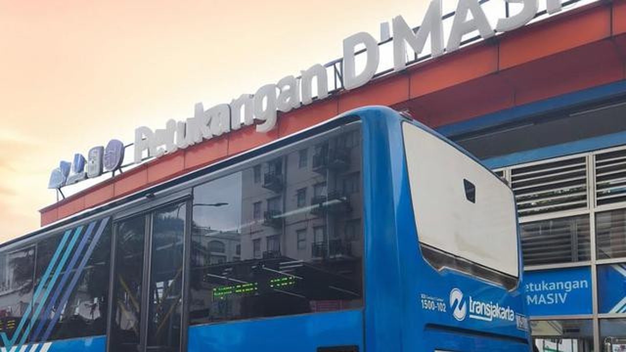 Potret unik halte Petukangan D'Masiv, bentuk perayaan 22 tahun band. (sumber: Instagram/jkt.spot)