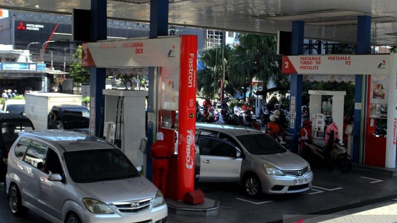 Simak rincian terbaru harga BBM Pertamina nonsubsidi seperti Pertamax Turbo, Dexlite, dan Pertamina Dex yang resmi naik mulai 18 April 2026. Ketahui dampaknya!