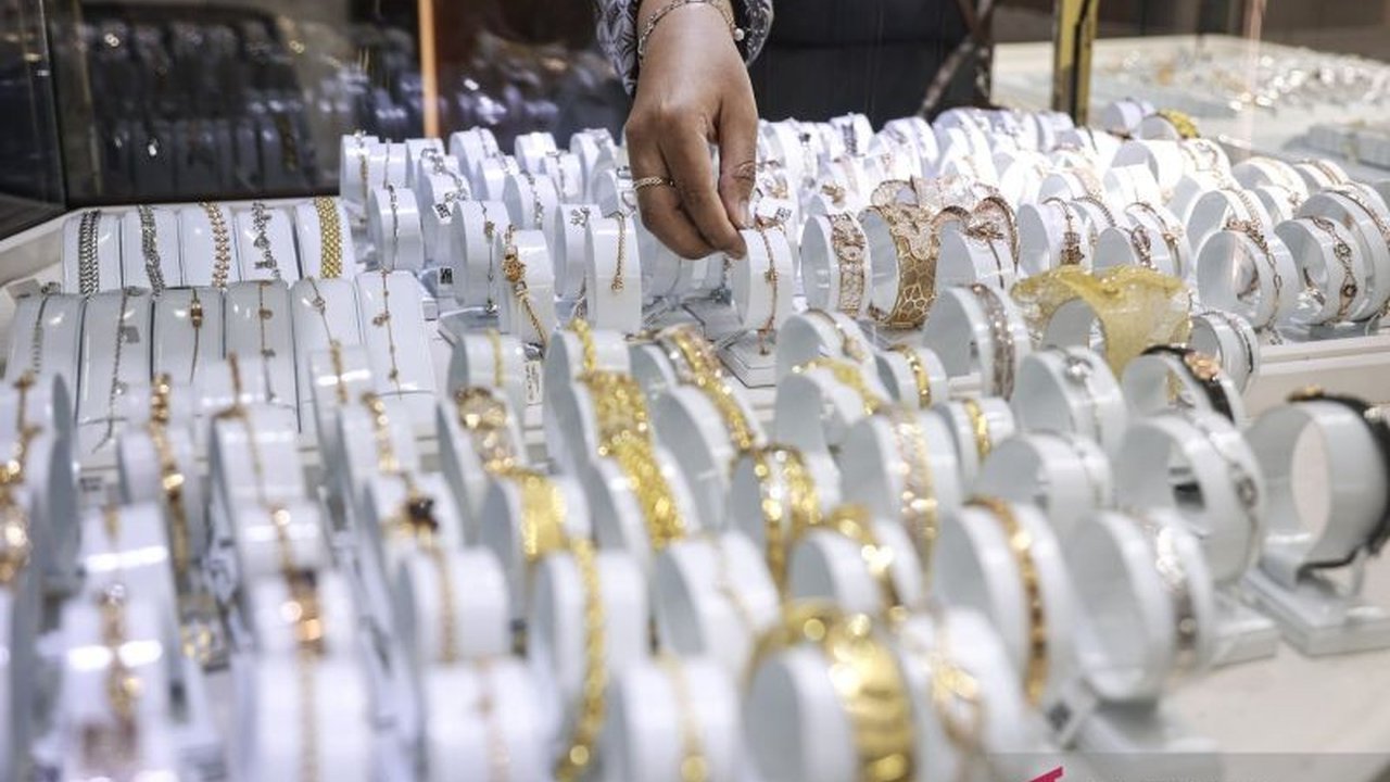 Cek harga emas di Pegadaian hari ini, Sabtu 18 April 2026. Harga emas UBS, Antam, dan Galeri24 kompak turun untuk dua hari berturut-turut, membuat pembaca penasaran akan rincian lengkapnya.