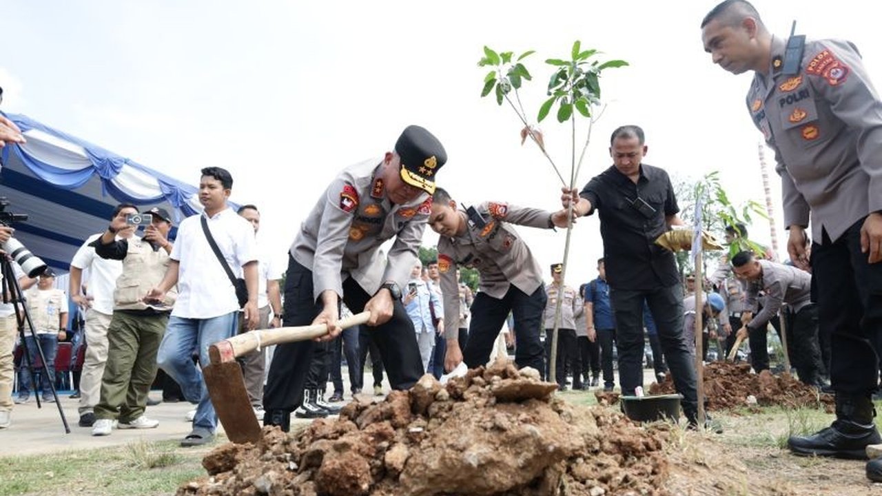 Polda Banten tanam pohon di Cilegon, wujudkan komitmen pelestarian lingkungan lewat Gerakan Indonesia ASRI. Kapolda Irjen Pol. Hengki tegaskan sanksi bagi pengusaha tambang.