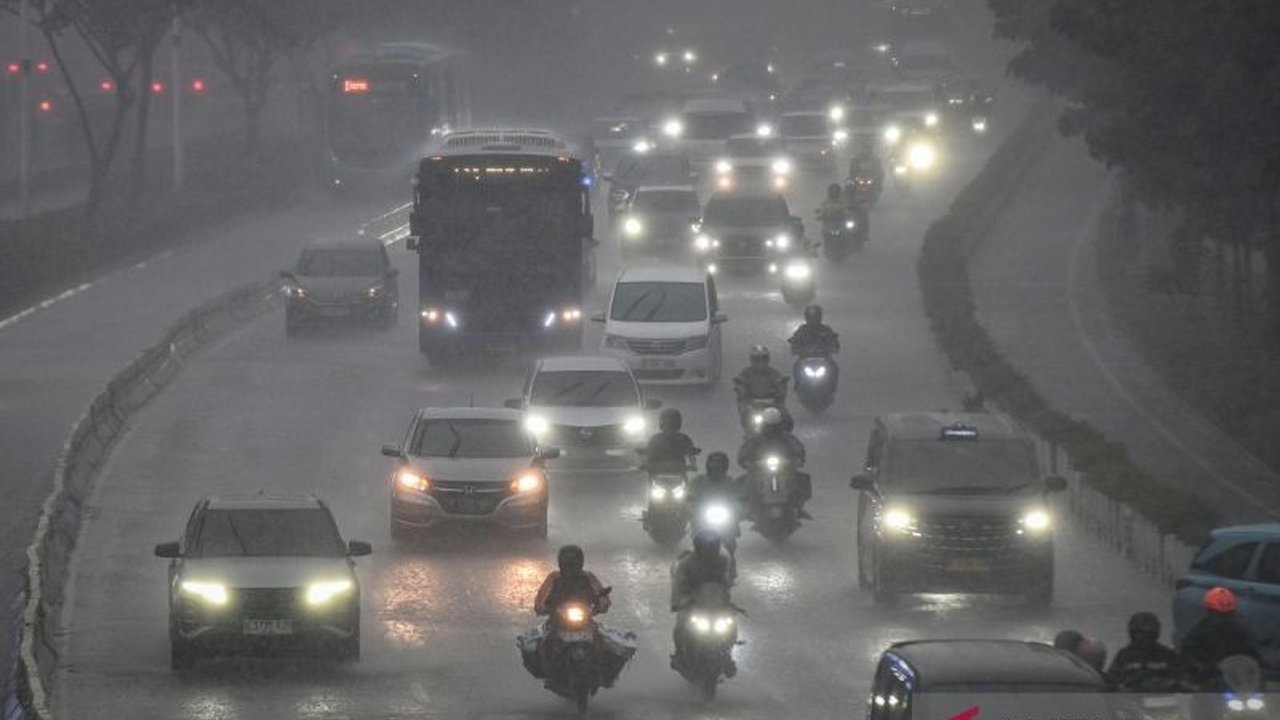 Badan Meteorologi, Klimatologi, dan Geofisika (BMKG) memprakirakan sebagian wilayah Jakarta akan diguyur hujan ringan hingga sedang pada Sabtu ini. Simak detail prakiraan cuaca Jakarta yang perlu diwaspadai.