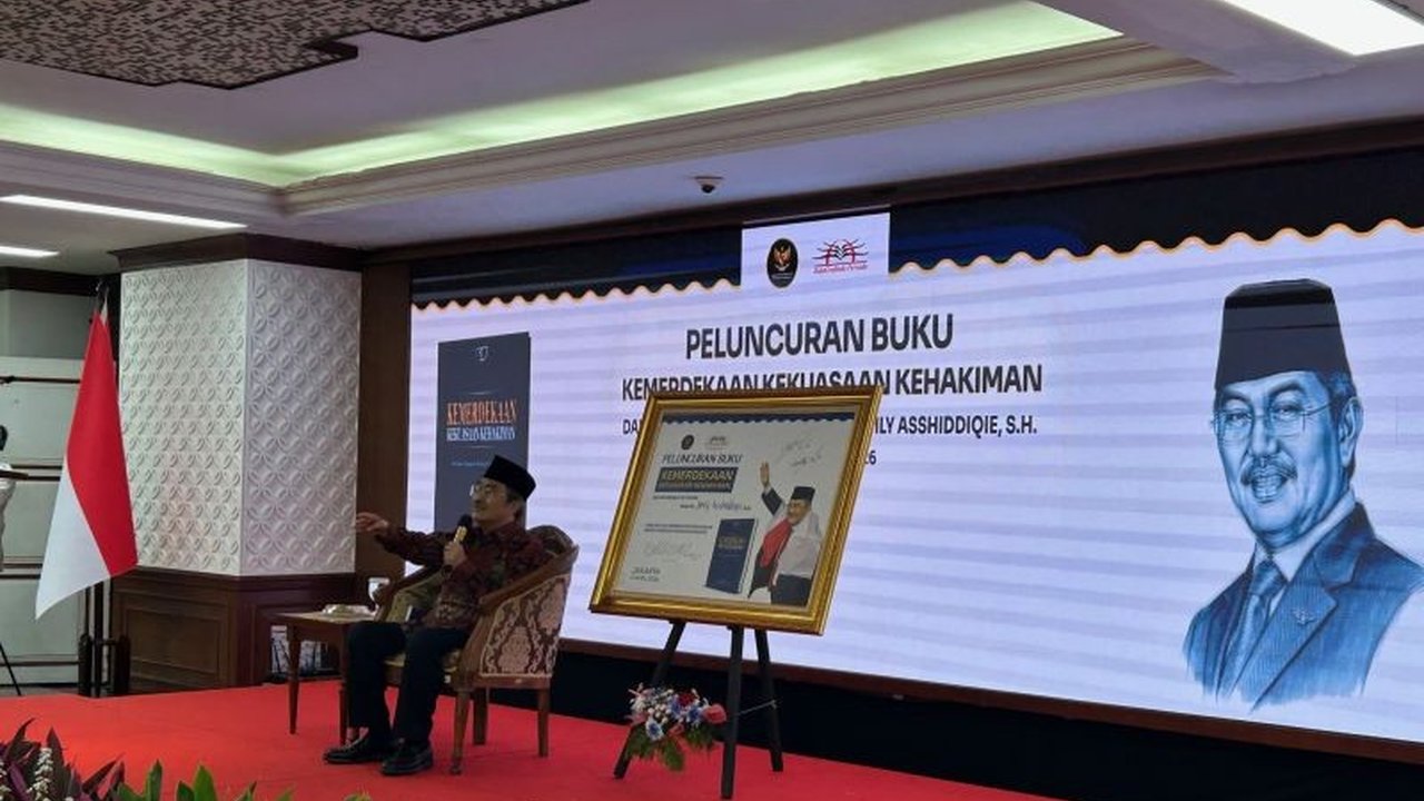 Ketua MK pertama, Jimly Ashhiddiqie, menyerukan pentingnya menjaga independensi kehakiman demi keberlanjutan demokrasi hukum Indonesia, bahkan di tengah kondisi kesehatan yang menantang.