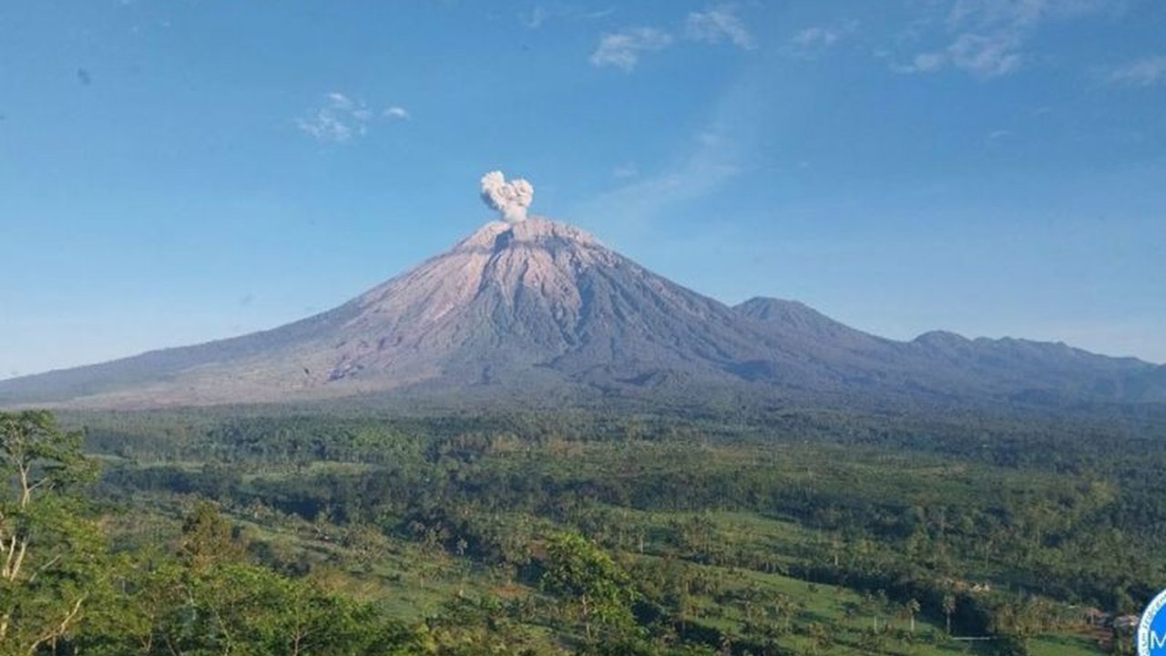 Gunung Semeru Erupsi kembali pada Sabtu pagi, 18 April 2026, dengan kolom abu vulkanik setinggi 700 meter mengarah ke barat daya, membuat masyarakat diimbau tetap waspada.