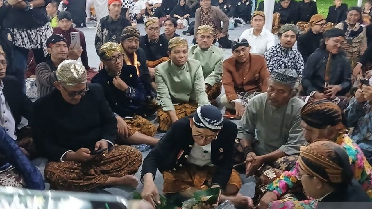 Rencana pemasangan Catra di Candi Borobudur, sebagai bagian dari konsep *living heritage*, masih dalam tahap pembahasan dan kajian mendalam oleh Kementerian Kebudayaan. Pembaca diajak memahami lebih lanjut proses adaptasi dan potensi wisata religi yang di