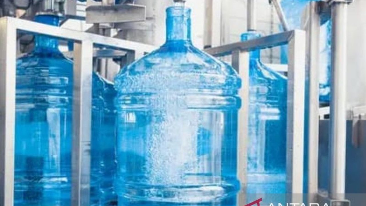 Badan Perlindungan Konsumen Nasional (BPKN) dan Komisi Perlindungan Anak Indonesia (KPAI) mengecam keras praktik pemasaran AMDK menyesatkan yang menggunakan visual balita, dinilai melanggar aturan dan mengeksploitasi anak demi keuntungan.