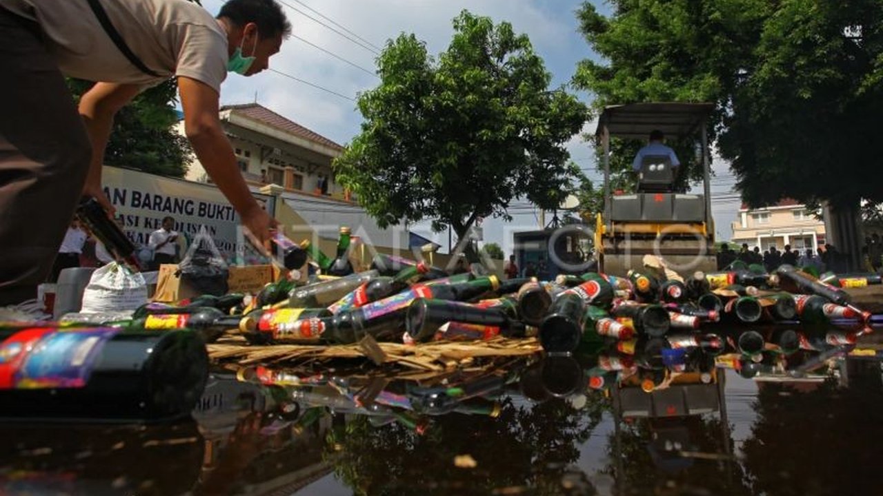 Dua pelajar SMA di Garut diamankan polisi karena menjual minuman keras secara daring. Kasus penjualan miras oleh pelajar ini ditangani secara humanis untuk pembinaan.