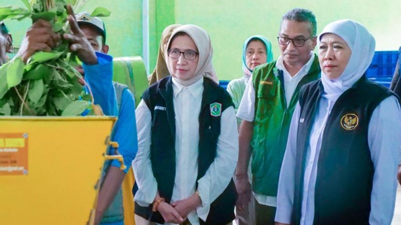 Pemerintah Kabupaten (Pemkab) Lumajang gencar memperkuat pengelolaan sampah mandiri di tingkat desa. Strategi ini dinilai efektif untuk menciptakan perubahan berkelanjutan dan mengurangi beban Tempat Pembuangan Akhir (TPA) dengan melibatkan masyarakat sec