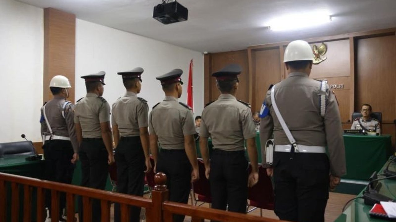 Polda Kepri secara resmi menjatuhkan sanksi Pemberhentian Tidak Dengan Hormat (PTDH) kepada empat personelnya yang terlibat dalam kasus penganiayaan Bripda NS hingga meninggal dunia.