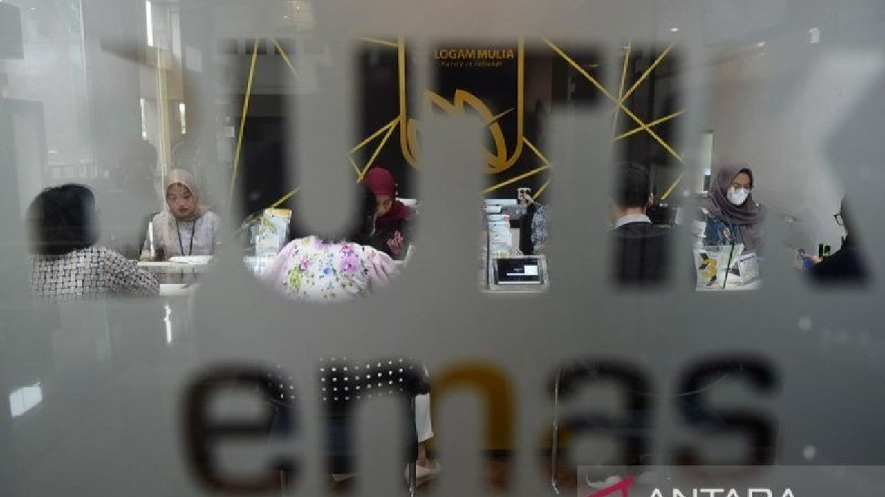 Harga Emas Antam kembali menunjukkan kenaikan signifikan hari ini, mencapai Rp2,884 juta per gram. Simak rincian lengkap harga buyback dan pecahan emas batangan terbaru yang wajib diketahui investor.