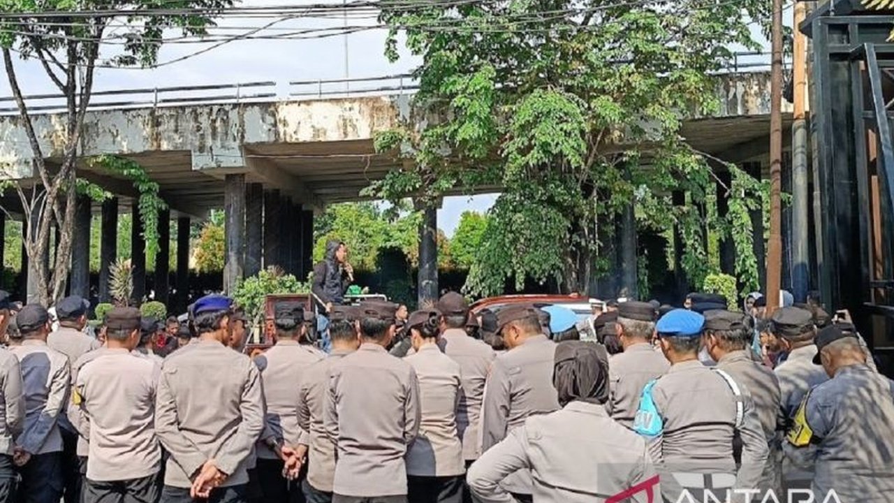 Polda Kaltim mengerahkan 1.700 personel gabungan untuk Pengamanan Unjuk Rasa Samarinda pada 21 April 2026. Aksi ini menyoroti nepotisme dan neofeodalisme di pemerintahan daerah, menjanjikan pengamanan humanis.
