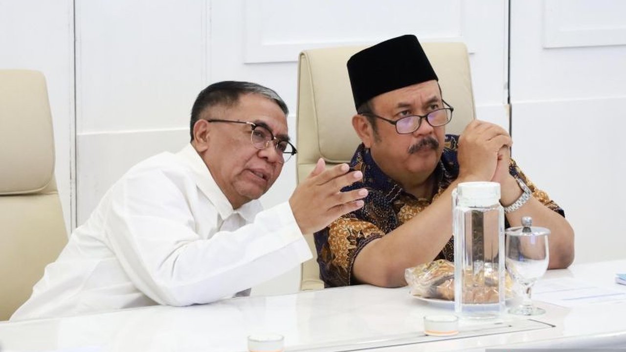 Baznas RI dan Kementerian PPN/Bappenas berkolaborasi memanfaatkan Data Tunggal Sosial dan Ekonomi Nasional (DTSEN) untuk optimalkan ZIS, memastikan penyaluran dana zakat, infak, dan sedekah tepat sasaran demi kesejahteraan umat.