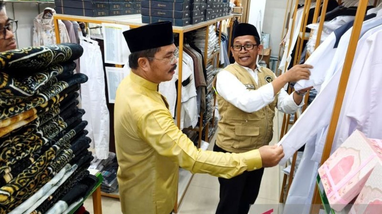 Kantor Wilayah Kementerian Haji dan Umrah Sulawesi Selatan memberikan apresiasi tinggi kepada UMKM Bursa Sajadah yang turut mendukung ekosistem ekonomi haji dan umrah di Indonesia, memudahkan jemaah memperoleh oleh-oleh tanpa repot.