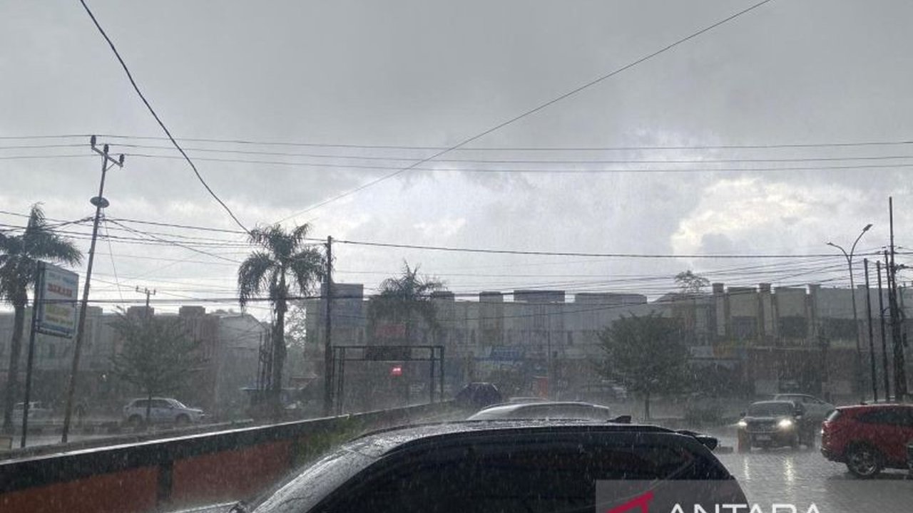 BMKG Stasiun Meteorologi Maritim Kendari mengeluarkan peringatan dini mengenai Potensi Cuaca Ekstrem di Sulawesi Tenggara hingga 24 April 2026. Masyarakat diimbau waspada terhadap hujan lebat, guntur, dan angin kencang.