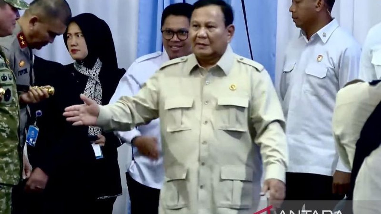 Presiden Prabowo Subianto bertolak ke Magelang untuk memberikan arahan kepada seluruh Ketua DPRD se-Indonesia, memperkuat sinergi pusat dan daerah dalam retret nasional yang diselenggarakan Lemhannas.