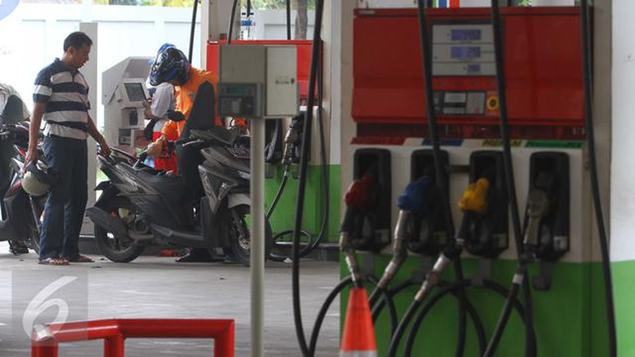 Pengendara motor mengisi kendaraannya dengan BBM di salah satu SPBU, Jakarta, Selasa (15/3). Pertamina menurunkan harga bahan bakar minyak (BBM) umum Pertamax, Pertamax Plus, Pertamina Dex, d