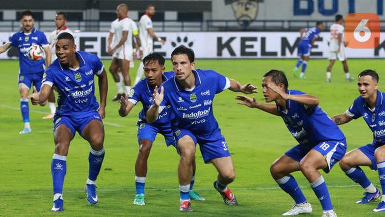 Para pemain Persib Bandung merayakan gol yang dicetak oleh Thom Haye ke gawang Malut United dalam laga pekan ke-20 BRI Super League 2025/2026 di Stadion Gelora Bandung Lautan Api, Bandung, Ju