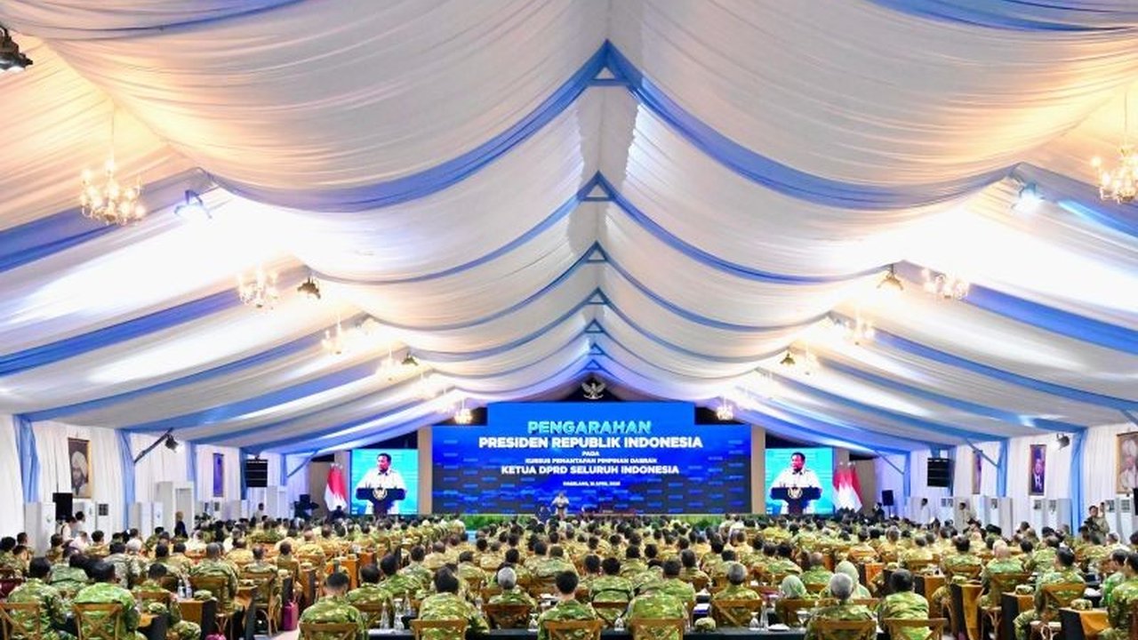 Presiden Prabowo Subianto secara langsung menemui dan memberikan arahan kepada 503 ketua DPRD se-Indonesia di Akademi Militer, Magelang, menegaskan pentingnya peran pimpinan daerah. Pertemuan ini merupakan bagian dari kegiatan retret yang diselenggarakan.