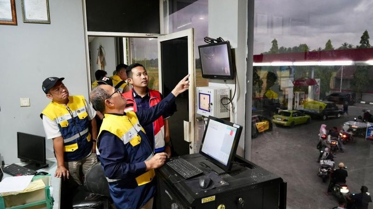 Kepala BPH Migas Wahyudi Anas meninjau SPBU di Sumatera Barat untuk memastikan **penyaluran BBM subsidi** berjalan sesuai aturan, melibatkan digitalisasi dan QR code demi mencegah penyalahgunaan.