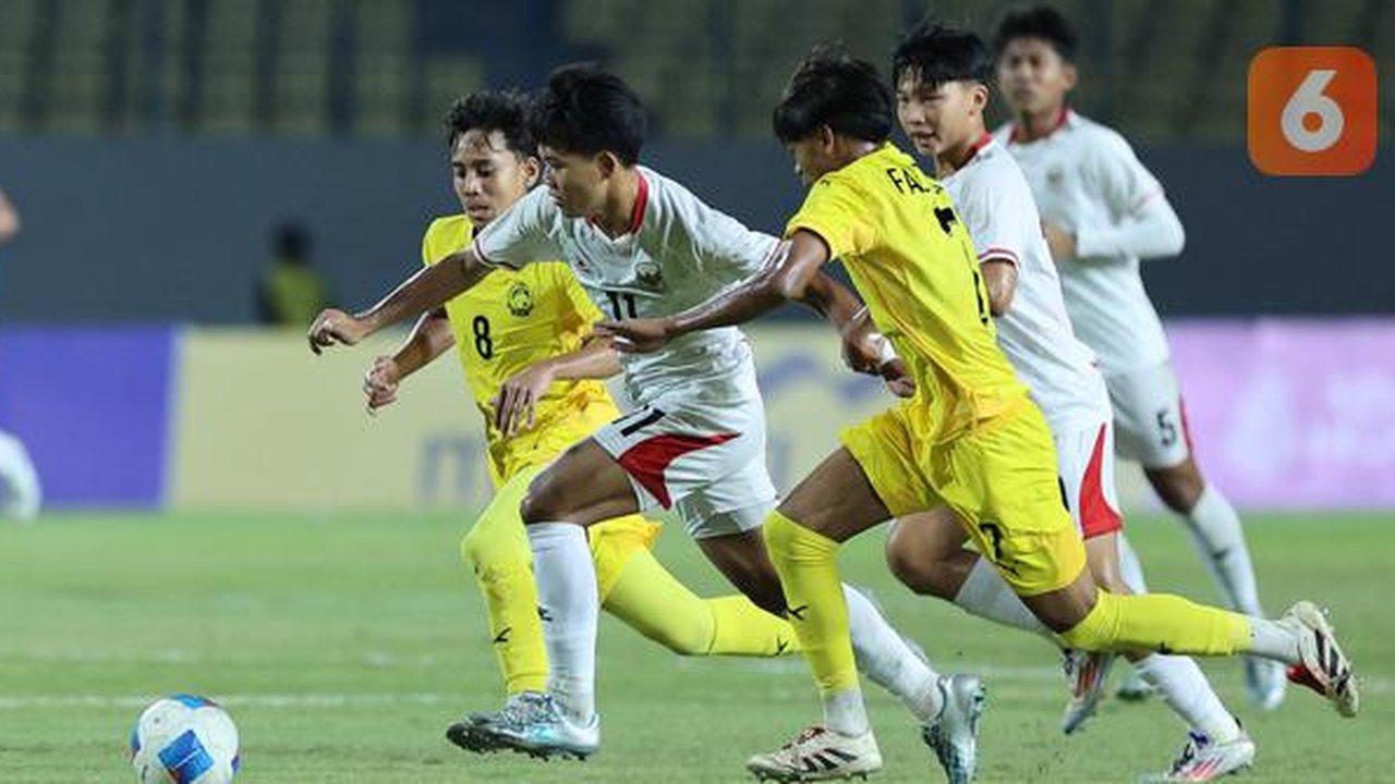 Skuad Garuda Muda takluk dengan skor 0-1 dari Timnas Malaysia dalam laga yang berlangsung di Gelora Joko Samudro, Gresik, Jawa Timur. (Bola.com/M Iqbal Ichsan)