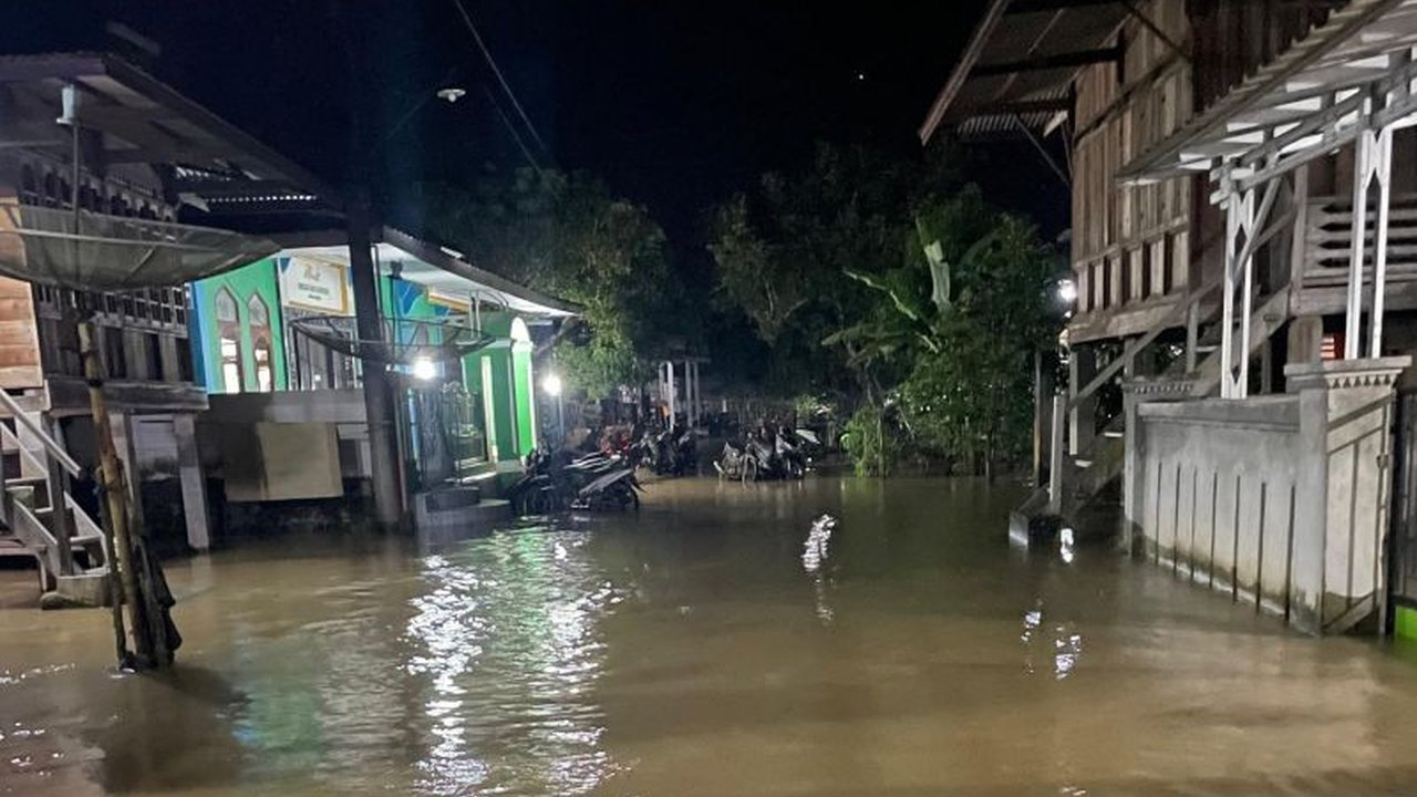 Curah hujan tinggi menyebabkan Sungai Ogan meluap, memicu Banjir OKU Sumsel yang melanda 15 desa dan kelurahan, berdampak pada ribuan jiwa. Simak detailnya di sini.