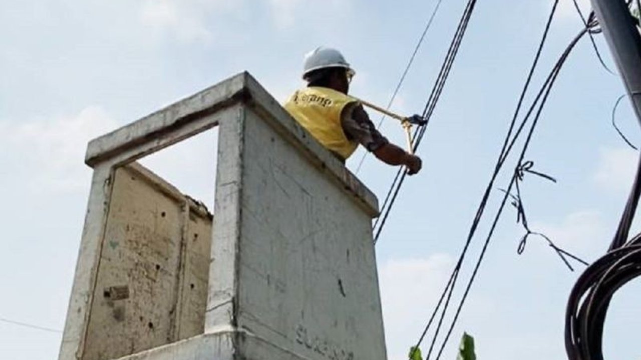 Anggota DPRD Kota Tangerang mendesak percepatan penertiban kabel udara Tangerang yang semrawut, tidak hanya mengganggu estetika tetapi juga berpotensi membahayakan keselamatan masyarakat.