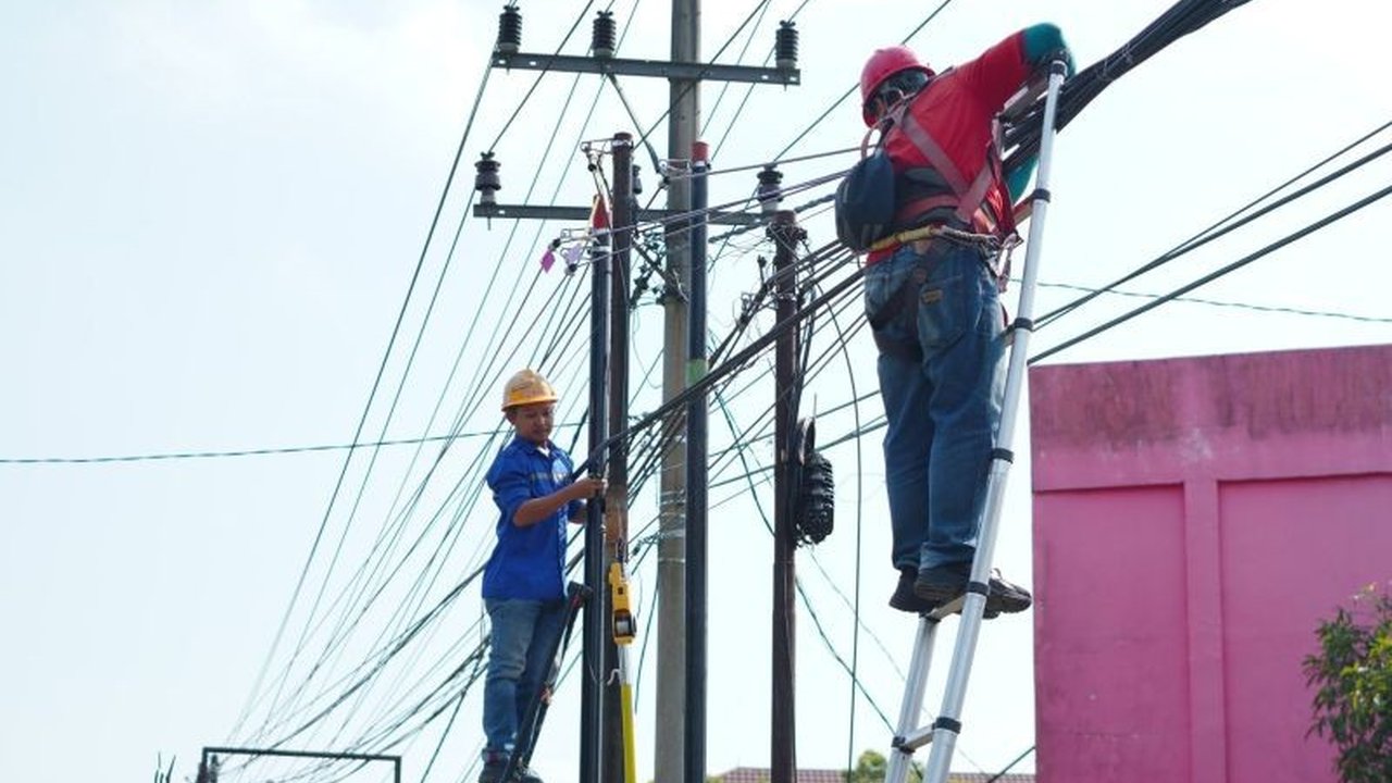 Pemerintah Kabupaten Ogan Komering Ilir (OKI) memulai penataan kabel semrawut sejak April 2026. Langkah ini bertujuan menciptakan infrastruktur perkotaan yang tertib, aman, dan estetis bagi masyarakat, serta meningkatkan kualitas layanan telekomunikasi.