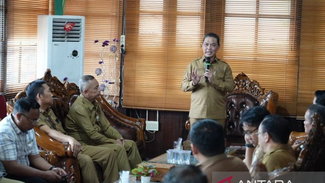 Pemerintah Provinsi Kalimantan Barat serius menggarap percepatan pembangunan infrastruktur Sintang, khususnya jalan dan jembatan, demi pemerataan ekonomi dan peningkatan kesejahteraan masyarakat.