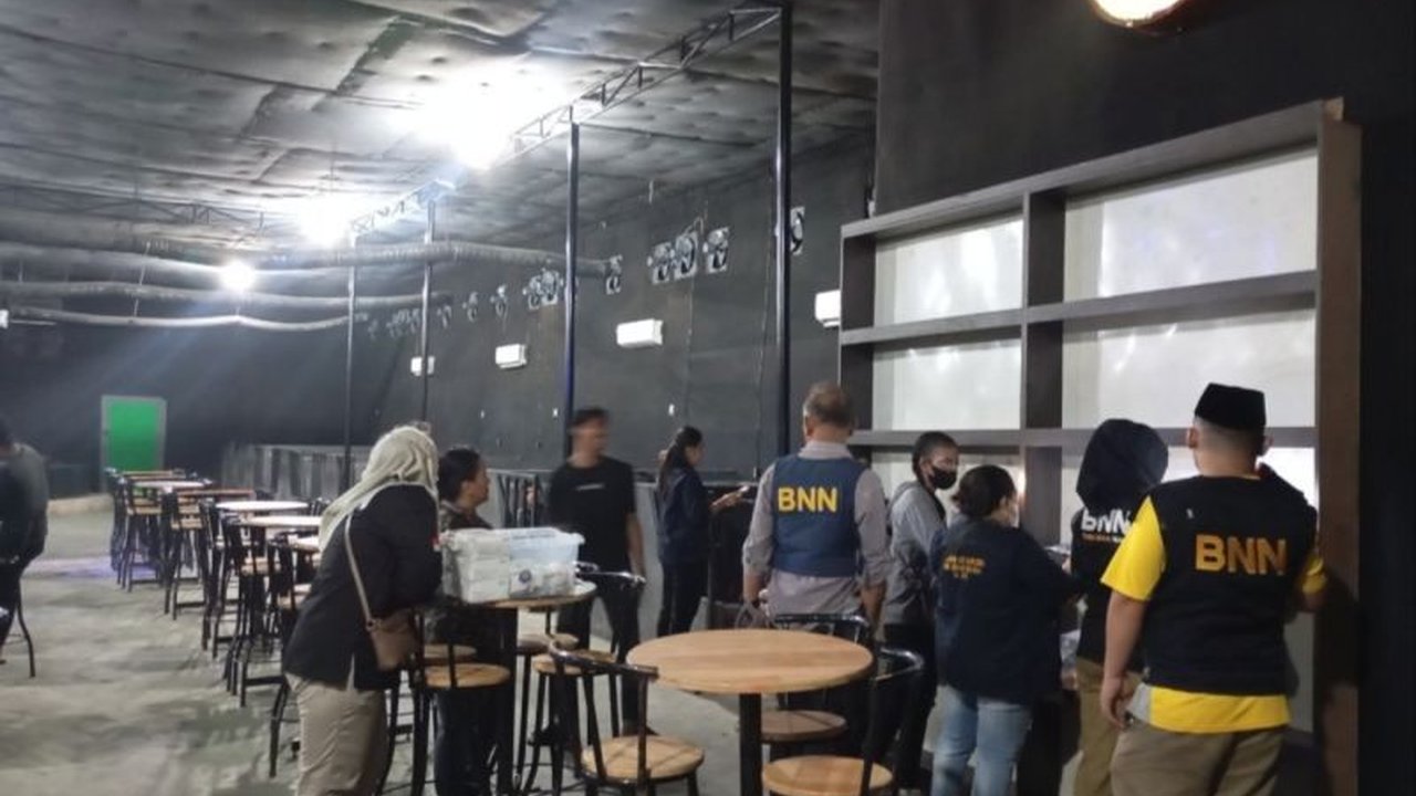 Badan Narkotika Nasional (BNN) Serdang Bedagai tingkatkan pemberantasan narkotika melalui razia terpadu di tempat hiburan malam. Puluhan orang terindikasi pengguna dan akan menjalani rehabilitasi. Simak langkah konkret BNN dalam menjaga Serdang Bedagai da