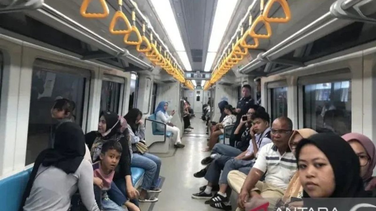 PT Kereta Api Indonesia (Persero) Divisi Regional III Palembang dan Balai Pengelola Kereta Api Ringan Sumatera Selatan (BPKARSS) tingkatkan operasional LRT Sumsel hingga 98 perjalanan untuk dukung Car Free Night Atmo di Palembang, akomodasi mobilitas warg