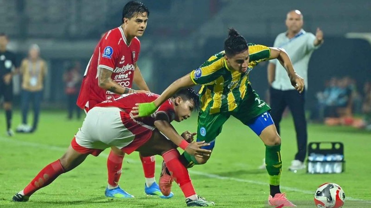 Masalah gaji pemain Liga Indonesia yang tersendat kembali mencuat, menghantui klub-klub peserta BRI Super League 2025/2026. Simak akar masalah dan solusi yang diharapkan untuk mengatasi krisis ini.